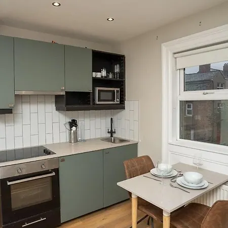 Queens Large 2 Bdr & 1 Bdr Apartments By Belfast City Breaks Room photo