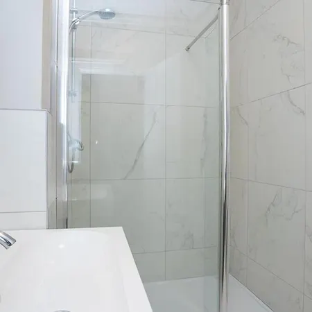 Queens Large 2 Bdr & 1 Bdr Apartments By Belfast City Breaks Room photo
