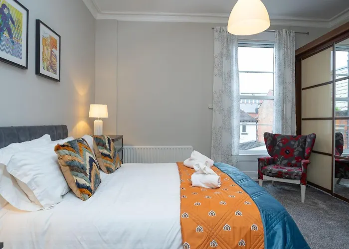 Queens Large 2 Bdr & 1 Bdr Apartments By Belfast City Breaks