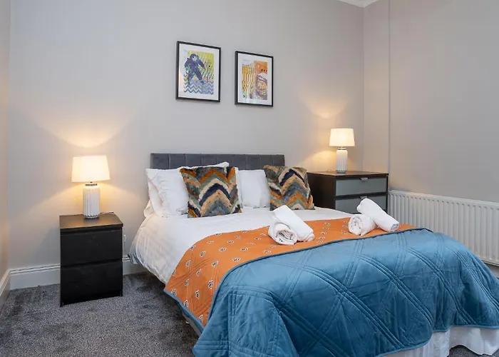 Queens Large 2 Bdr & 1 Bdr Apartments By Belfast City Breaks