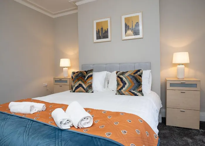Queens Large 2 Bdr & 1 Bdr Apartments By Belfast City Breaks