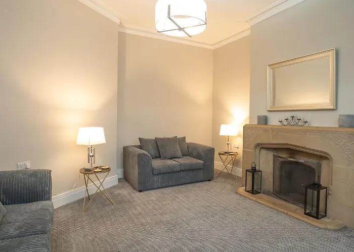 Queens Large 2 Bdr & 1 Bdr Apartments By Belfast City Breaks