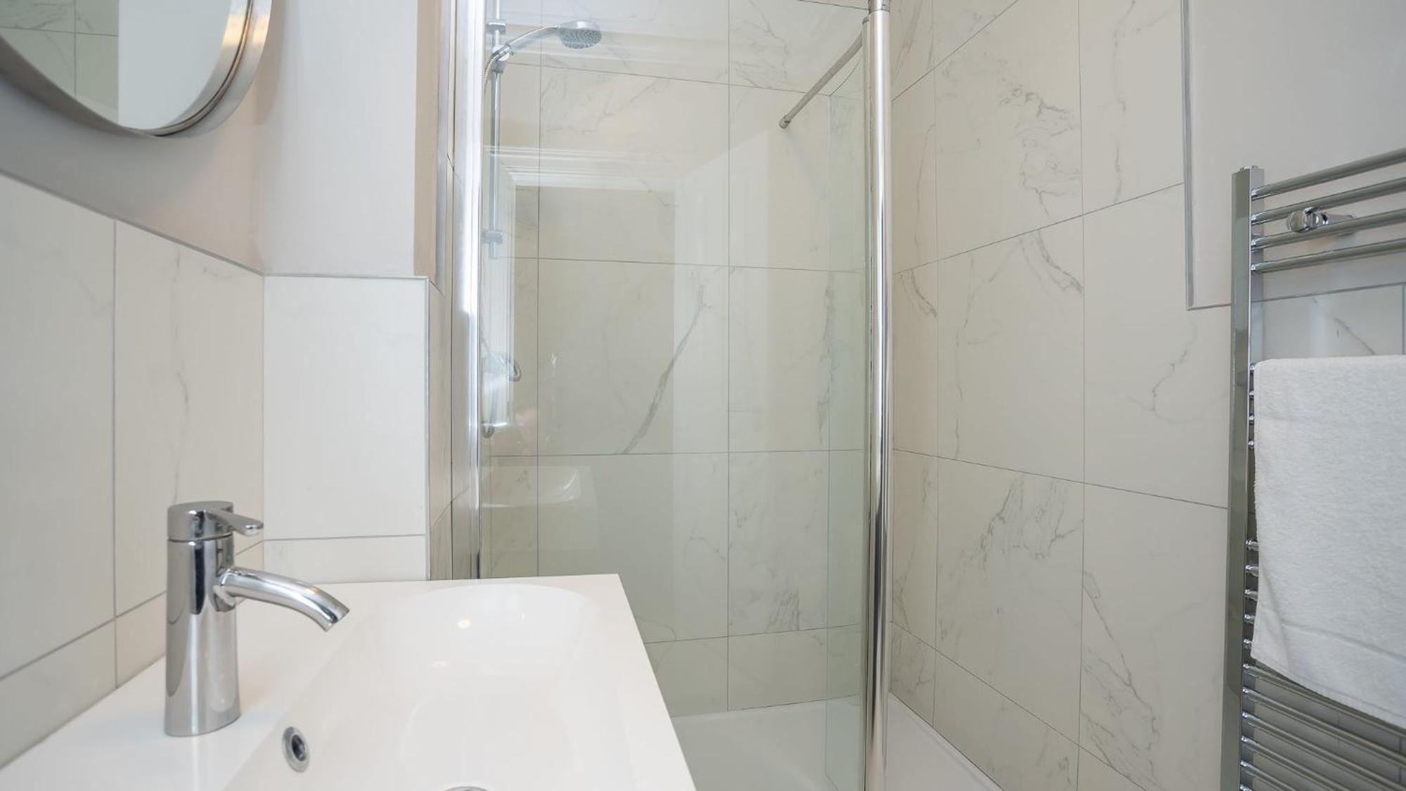 Queens Large 2 Bdr & 1 Bdr By Breaks Apartment *