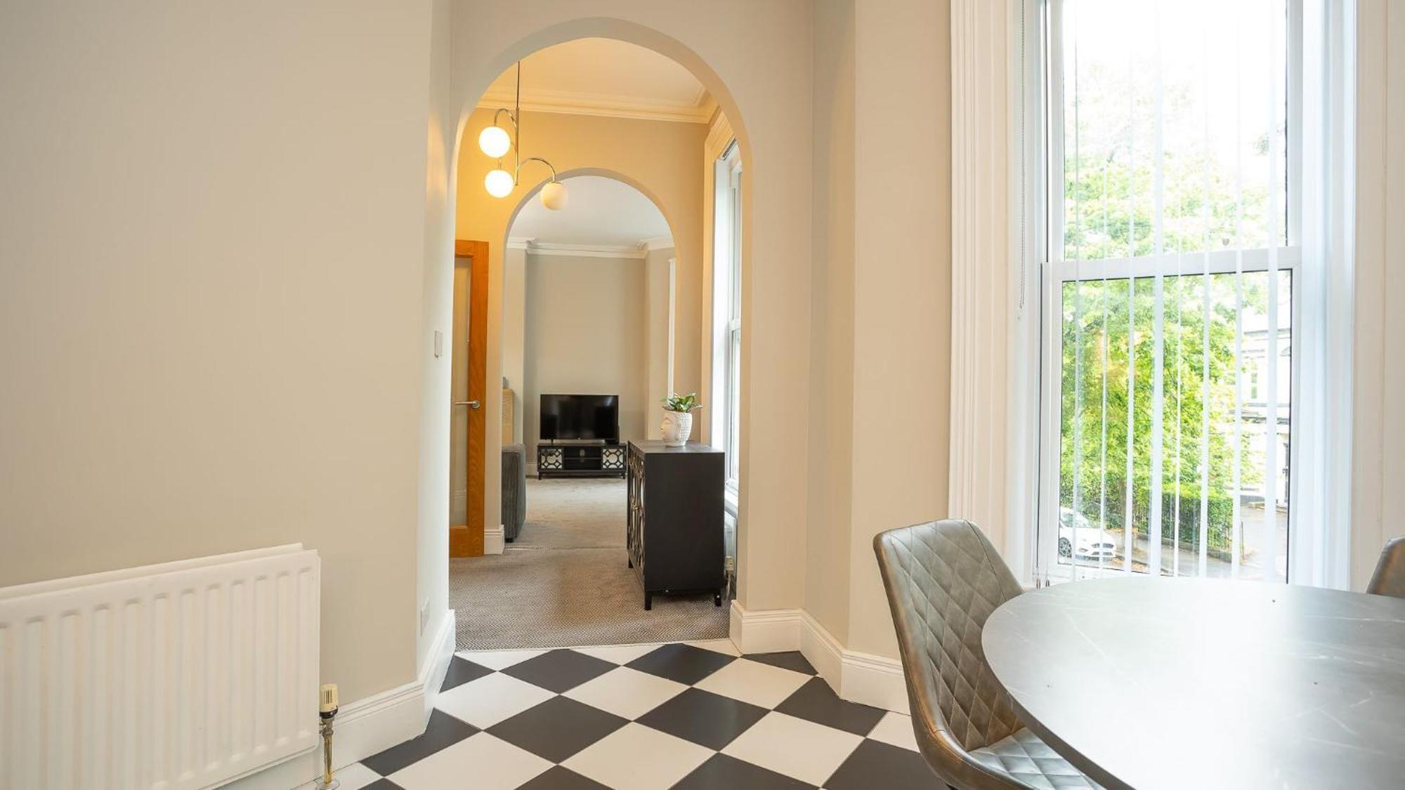 Queens Large 2 Bdr & 1 Bdr By Breaks * Belfast