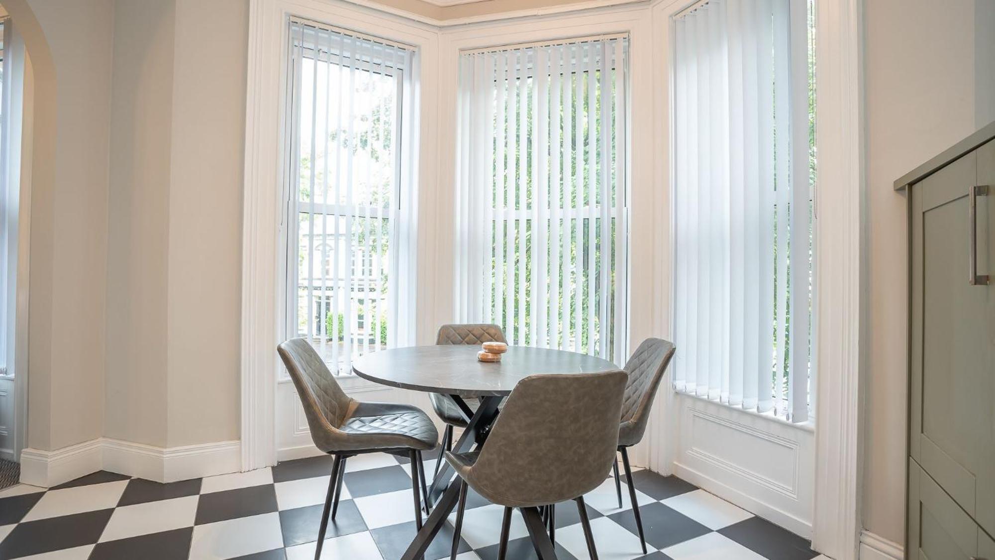 Queens Large 2 Bdr & 1 Bdr By Breaks Apartment Belfast