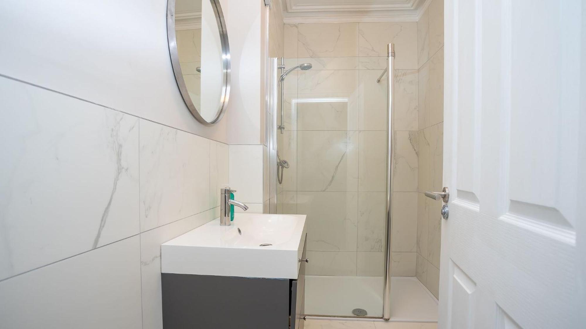 Queens Large 2 Bdr & 1 Bdr By Breaks * Belfast