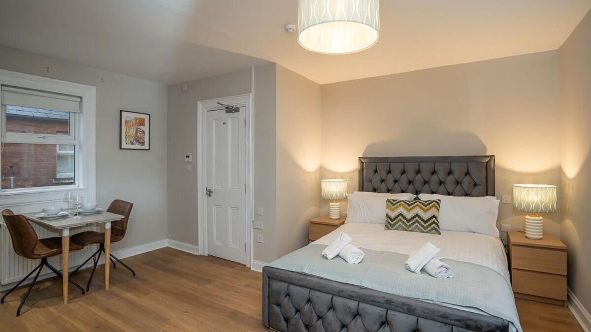 Queens Large 2 Bdr & 1 Bdr By Breaks Belfast