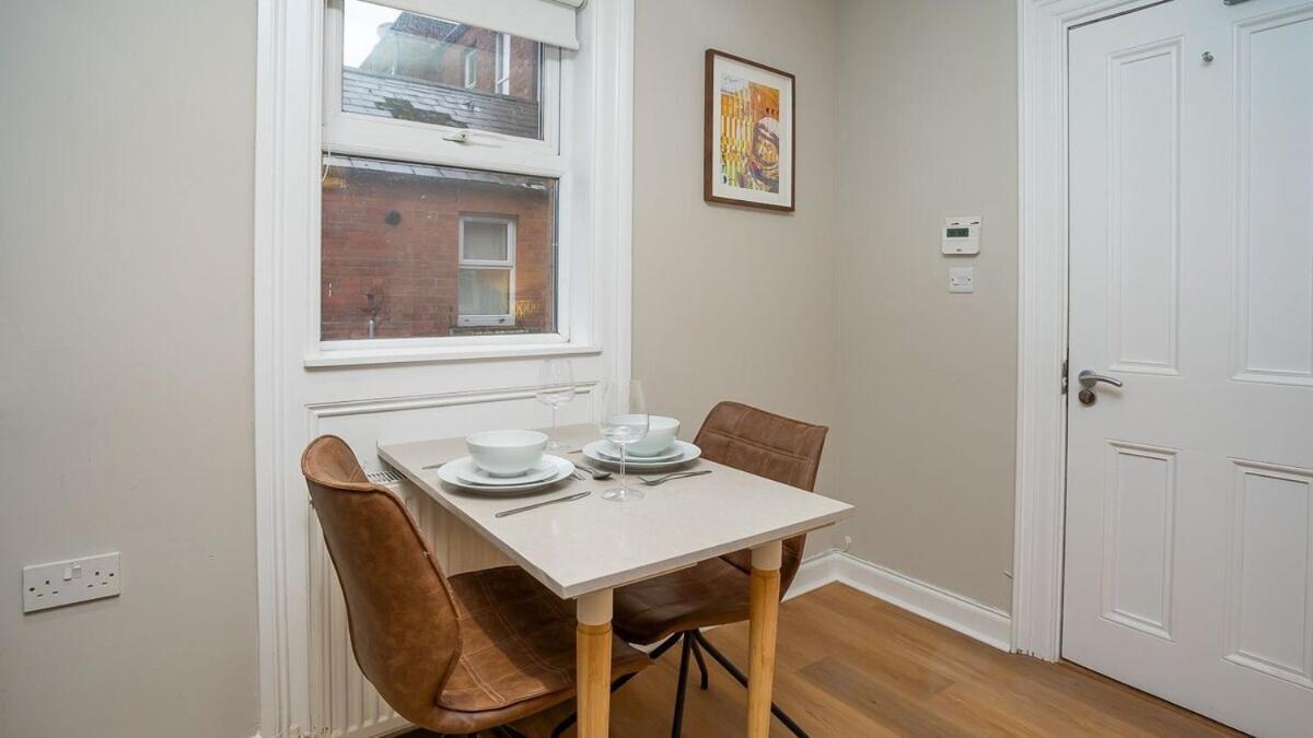 Queens Large 2 Bdr & 1 Bdr By Breaks * Belfast