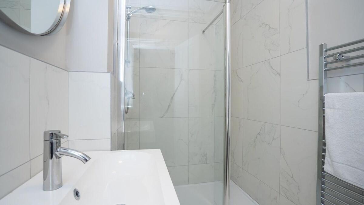 Queens Large 2 Bdr & 1 Bdr By Breaks Apartment