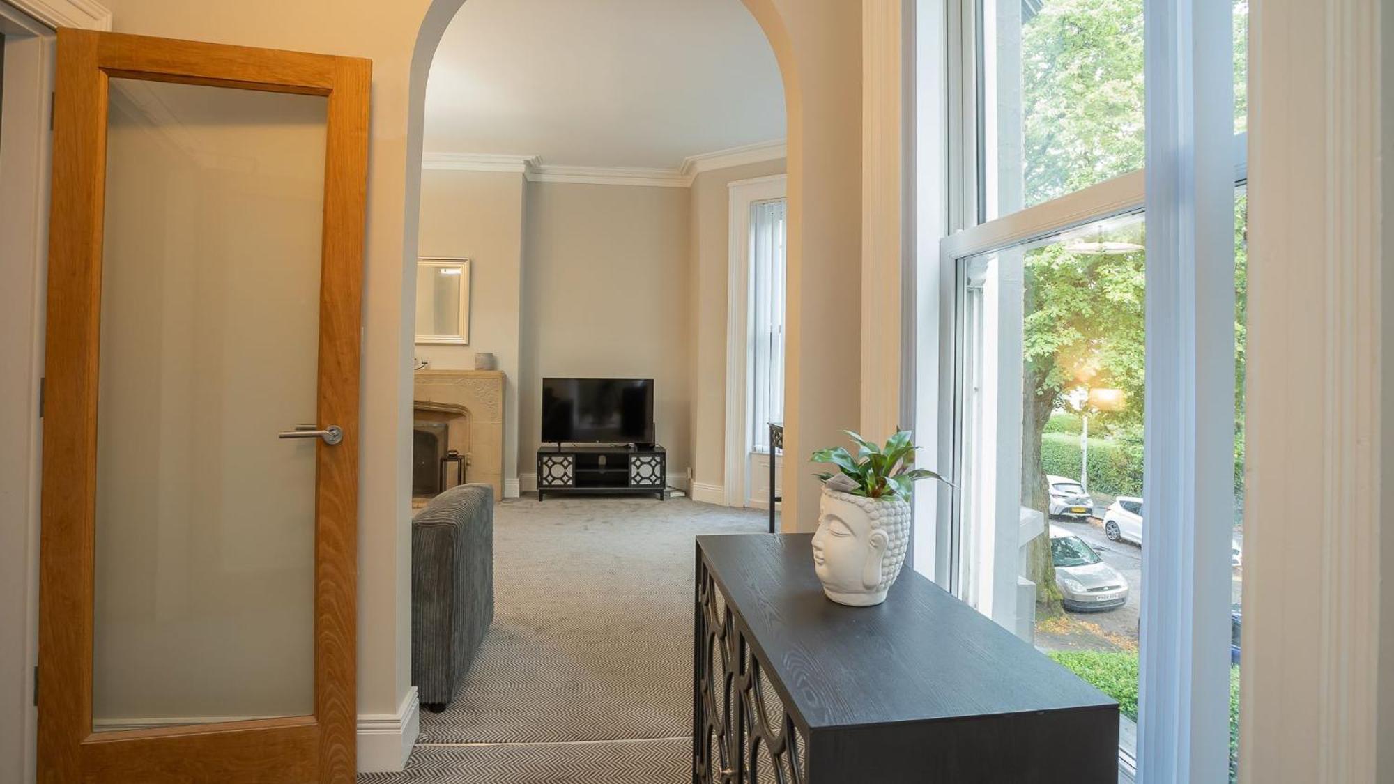 Apartment Queens Large 2 Bdr & 1 Bdr By Breaks