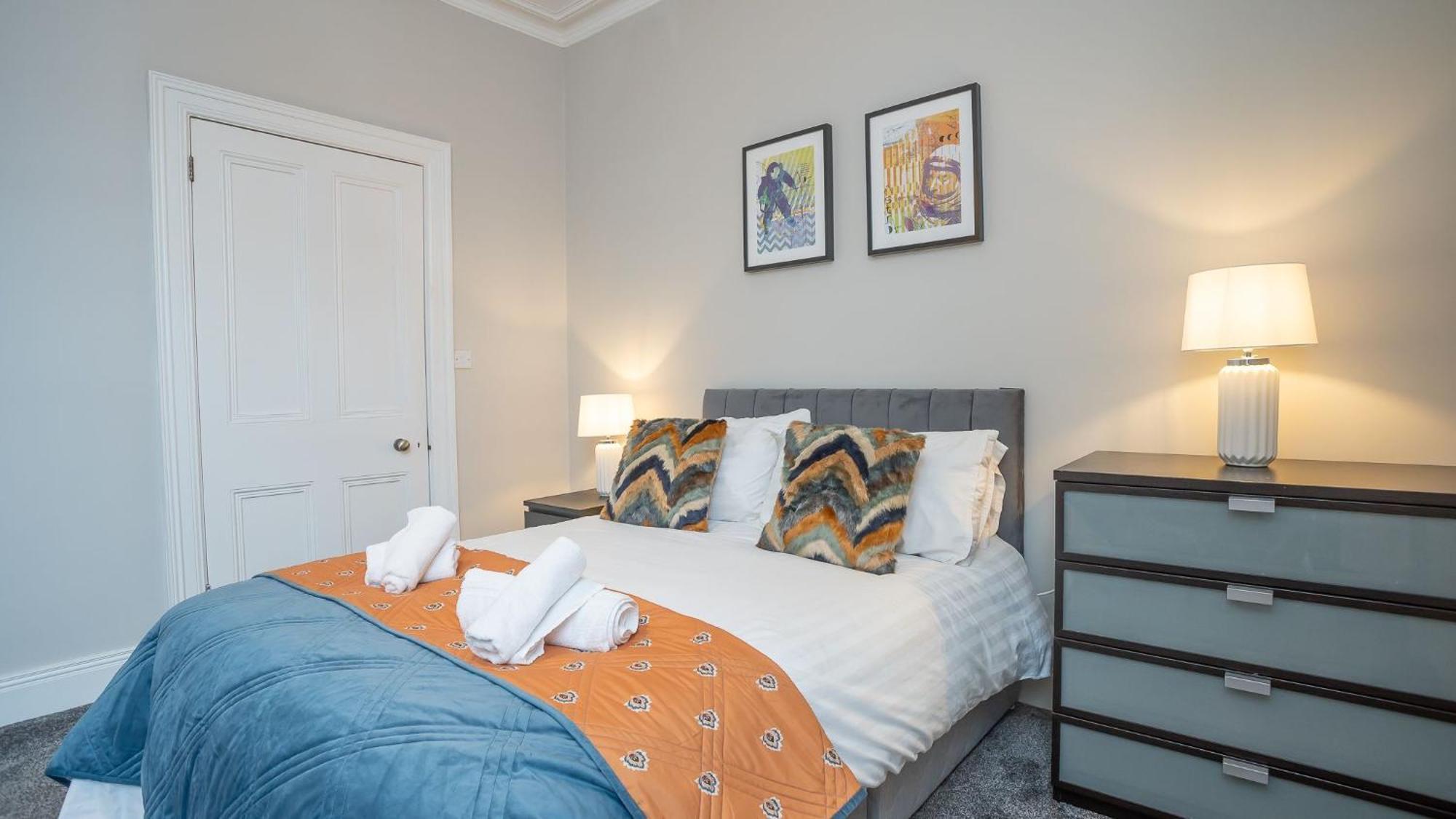 Queens Large 2 Bdr & 1 Bdr By Breaks Belfast