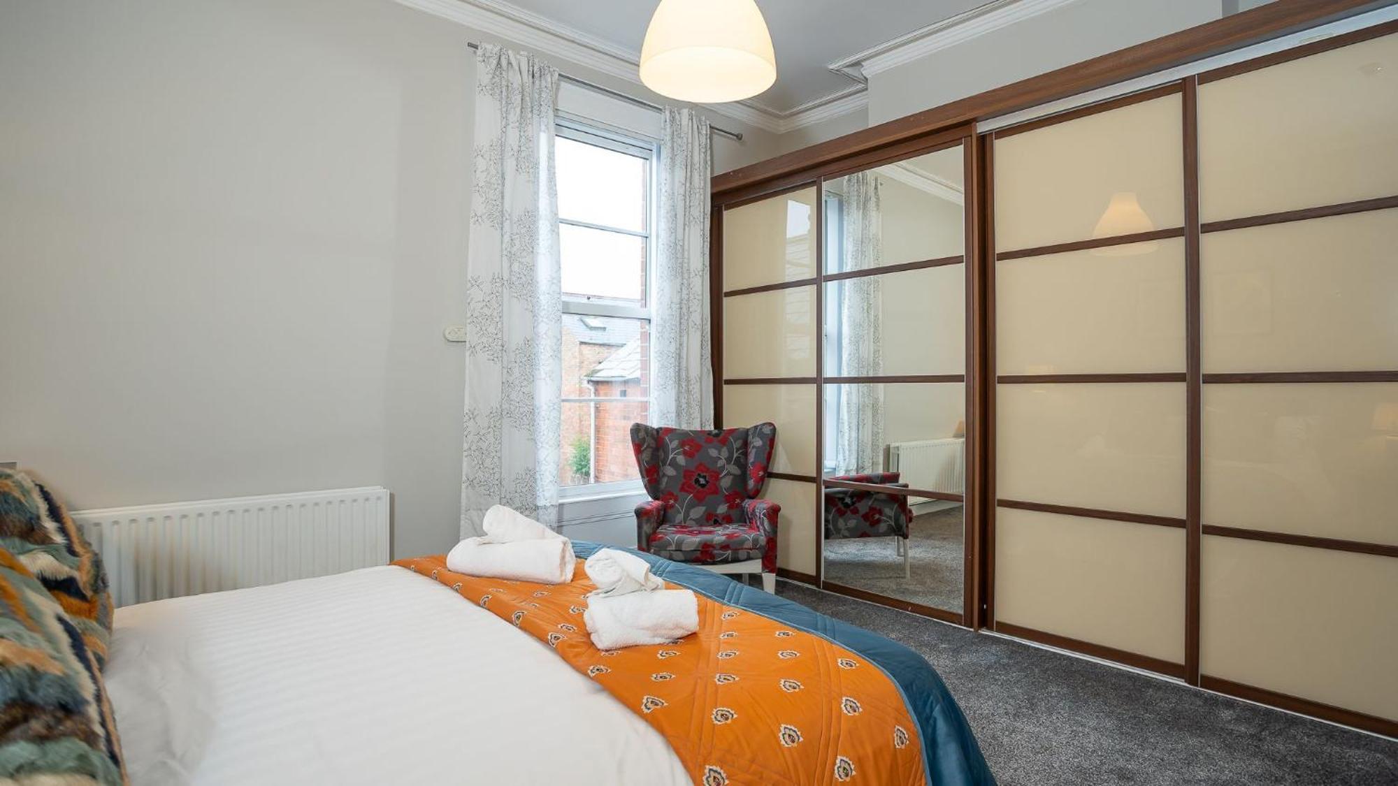 Queens Large 2 Bdr & 1 Bdr By Breaks Apartment