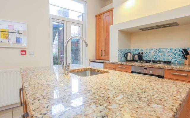 Queens Large 2 Bdr & 1 Bdr By Breaks Apartment Belfast