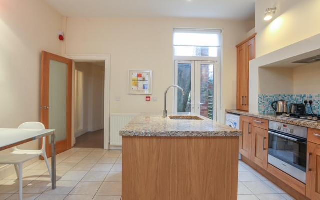 Queens Large 2 Bdr & 1 Bdr By Breaks * Belfast